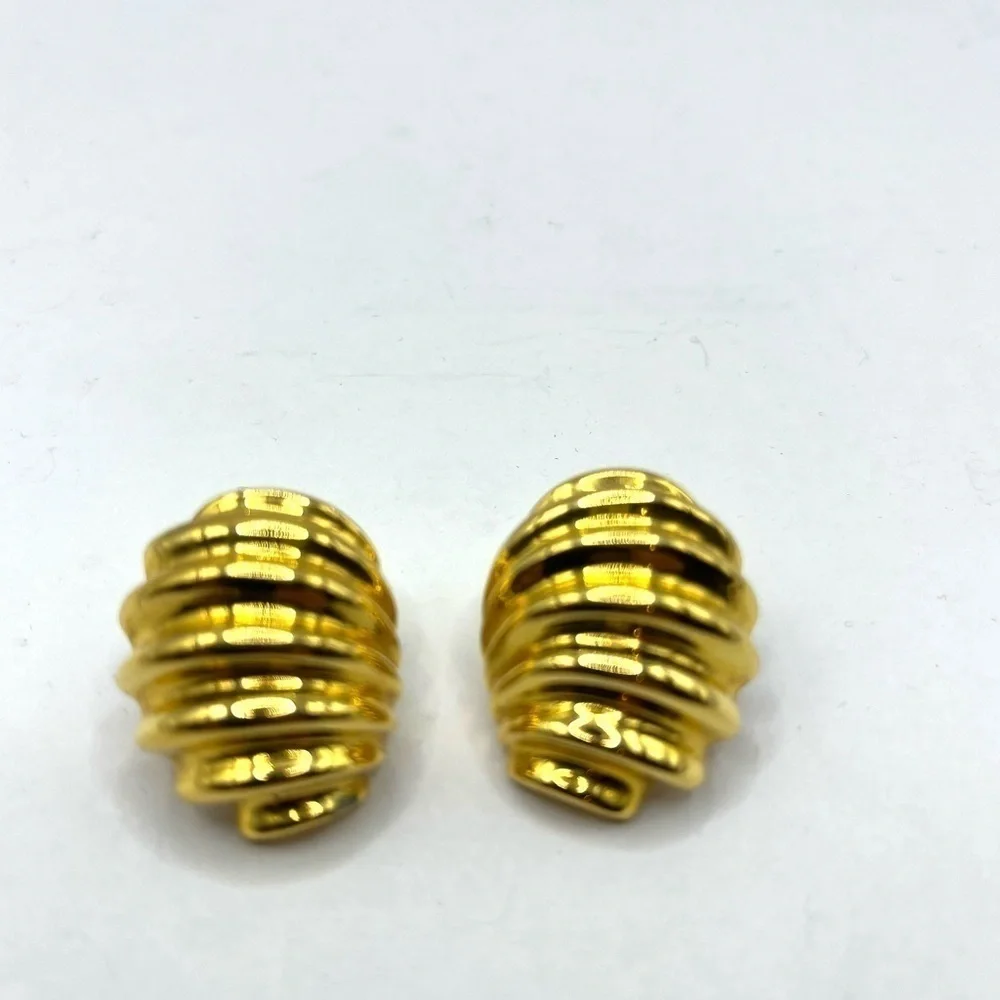 Ribbed Napier Gold Tone Shrimp Domed Chunky Earrings Large Screw back Vintage - Picture 5 of 13